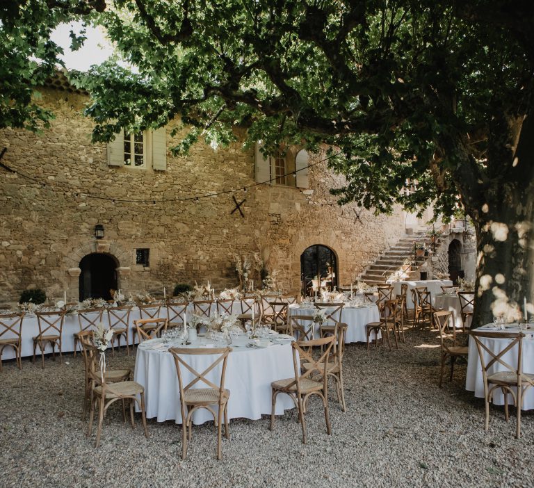 La cour sous les platanes